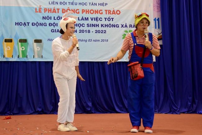 Giving gift portions to pupils on the occasion of Mid-Autumn Festival